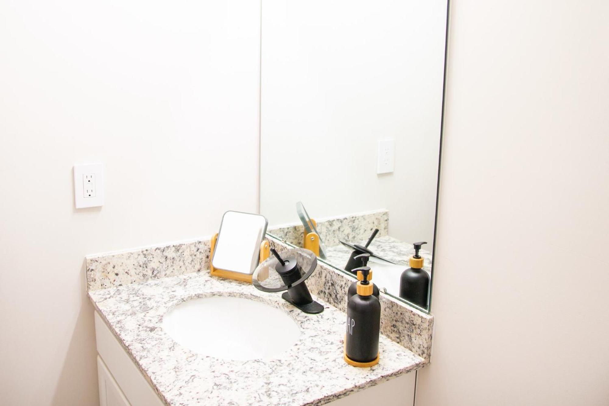 Hometel Premium Guest Suite W/ Private Entrance Ypsilanti Exterior photo